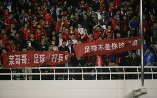 爱体育官网-足球赛事中球员们的拼搏精神可嘉