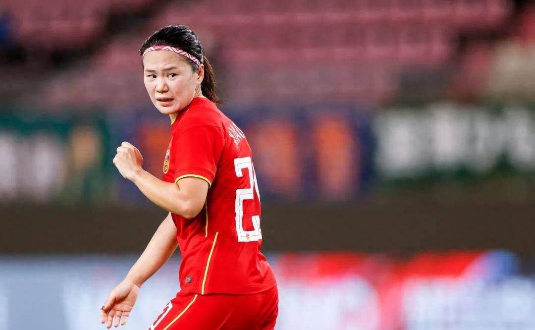 爱体育官方网站-中国女足球员经历艰苦训练，终获双料大满贯冠军-第1张图片-爱体育官方网站
